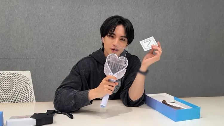 中島健人不介意粉絲把中間的小卡換成其他偶像。翻攝中島健人YouTube