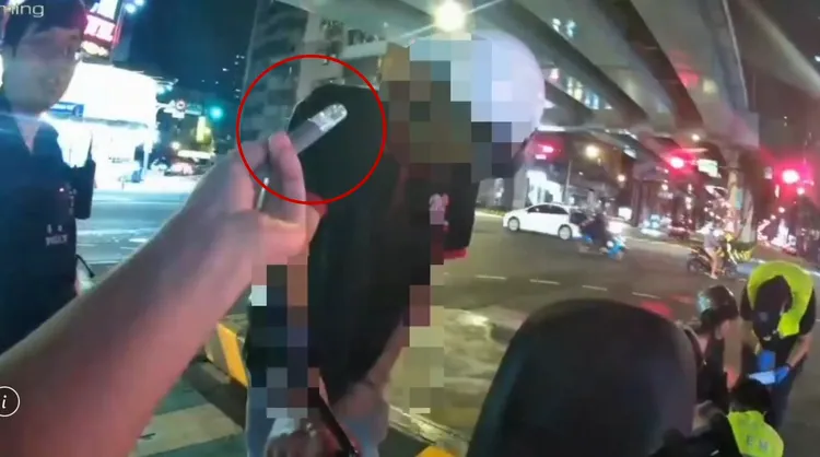 陳男吸毒後載著女性友人出門釀禍，警方當場搜出依托咪酯煙彈1顆。翻攝畫面