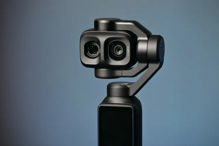 DJI Osmo Pocket 4P雙鏡頭最高支援12倍數位變焦，一機搞定全場景拍攝。聯強國際提供