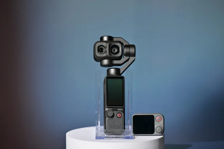 串聯DJI多元生態系，DJI Osmo Pocket 4P透過取景遙控器穩定遙控圖傳即時影像。聯強國際提供