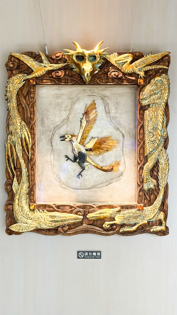 慕舍8F作品-「飛龍在天」展現藝術磅礡創作，證實鳥類作為恐龍後代的演化史詩。業者提供