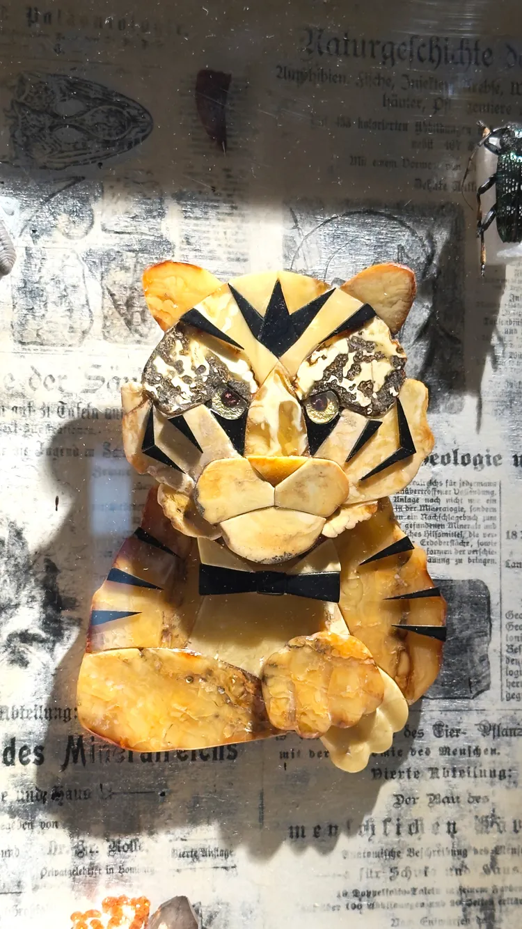 慕舍5F作品-琥珀宮系列「博士虎」藝術家自畫像。業者提供