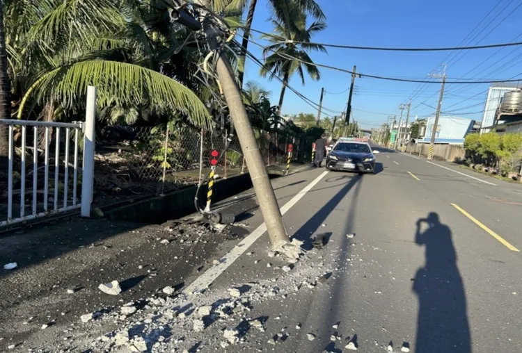 撞擊力道之大，路旁電桿直接「歪腰」。警方提供