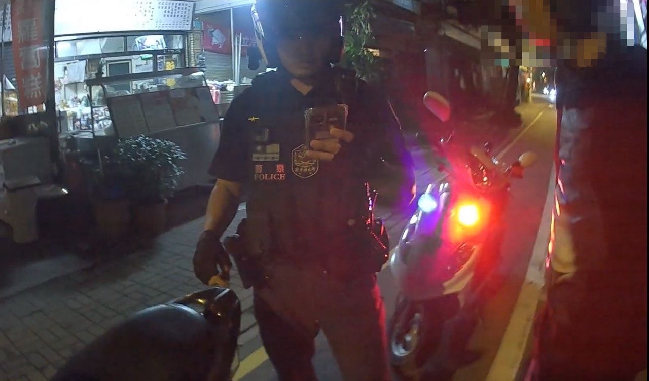 騎士拿手機單手騎車 員警攔查精神恍惚 一查又是毒駕