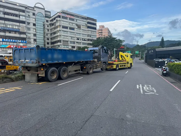 拖吊車到場排除。翻攝畫面