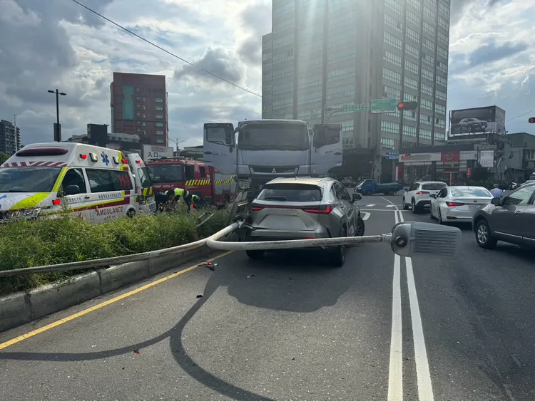 斷裂的燈桿砸中小客車。翻攝畫面