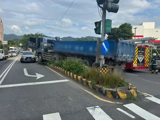 汐止曳引車衝分隔島撞斷燈桿　她在對向等紅燈也遭殃