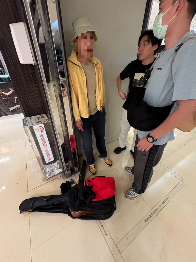 警方喬裝買家逮人。翻攝畫面