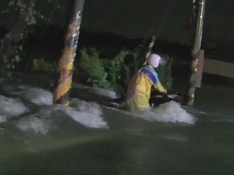 屏東雨勢驚人，淹水災情嚴重。翻攝畫面