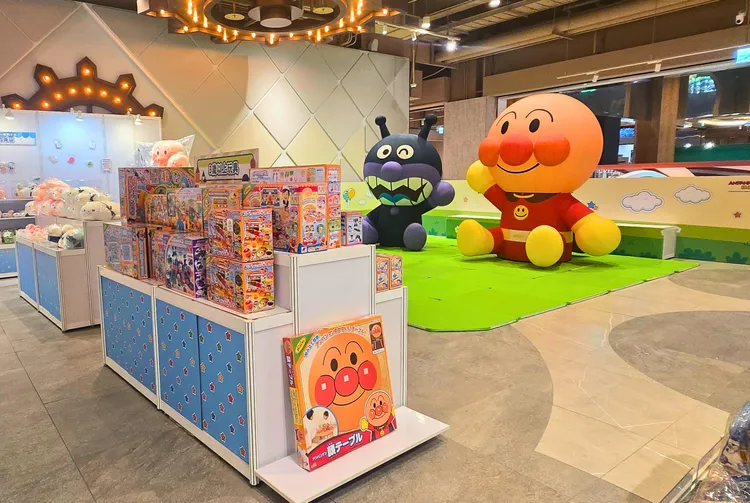 麵包超人元氣百倍快閃店共同歡慶裕隆城年中慶！五樓機械大廳首次於雙北展出高達2.5米的麵包超人與細菌人。業者提供