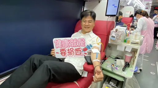 汐止分局長領銜挽袖　捐熱血兼宣導反詐