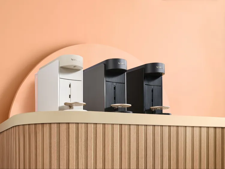 Nespresso VERTUO系列全新升級Vertuo UP膠囊咖啡機正式登台，提供晨露白、靜謐灰、醇萃黑三款時尚百搭色（建議售價9900元）。Nespresso提供