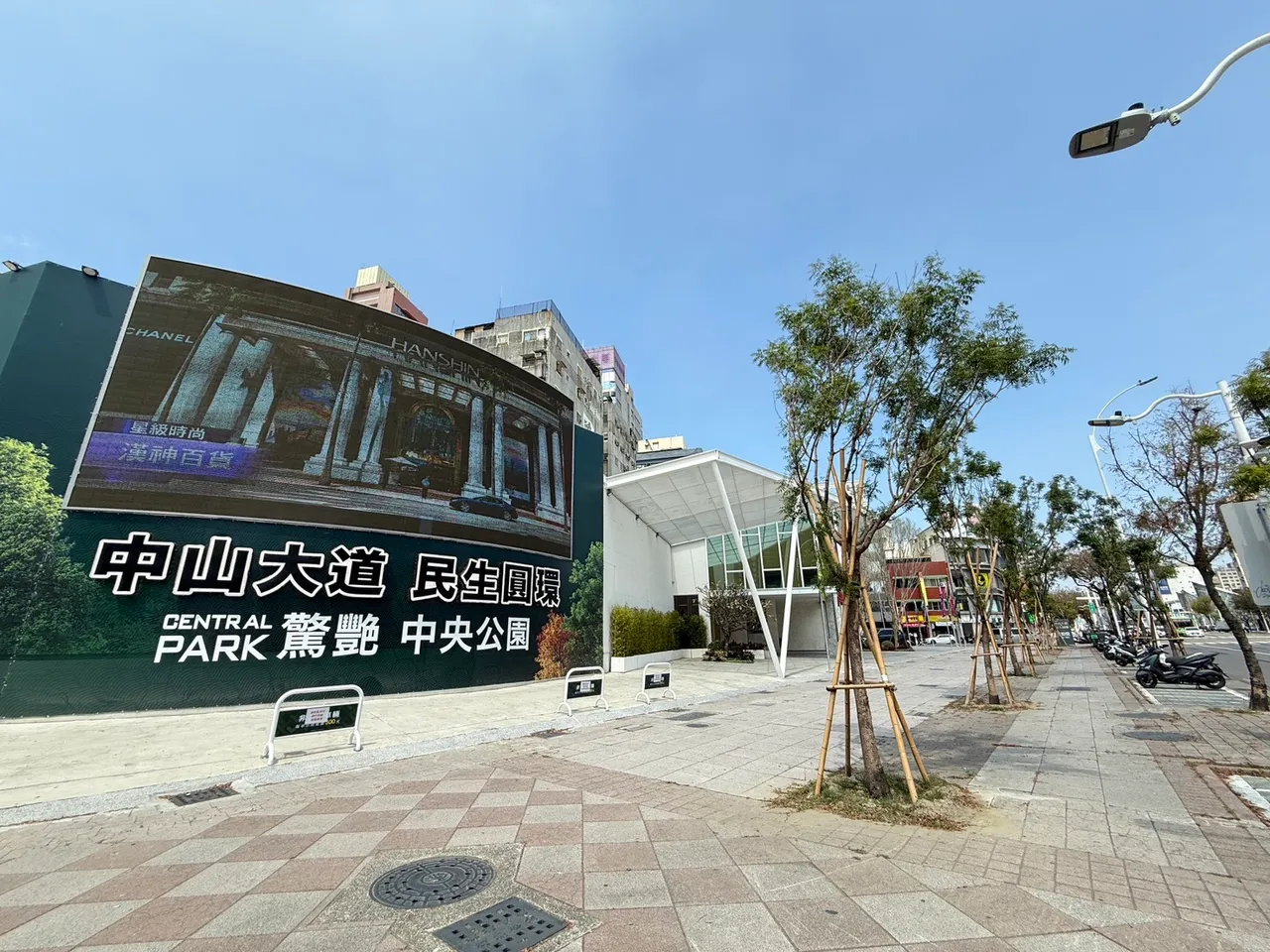 高雄車站周邊房市與商圈呈現兩樣情，當中興富發在新案「中山鉑悦」訴求，就是看好高雄車站未來有高鐵駛入利多。葉家銘攝