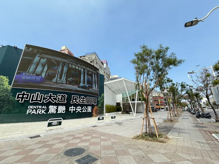 高雄車站周邊房市與商圈呈現兩樣情，當中興富發在新案「中山鉑悦」訴求，就是看好高雄車站未來有高鐵駛入利多。葉家銘攝