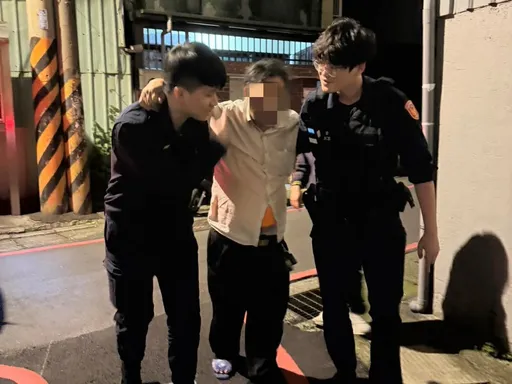 洗腎翁搭車返家下車突腿軟跌倒　暖心運將報警求助合力護送返家