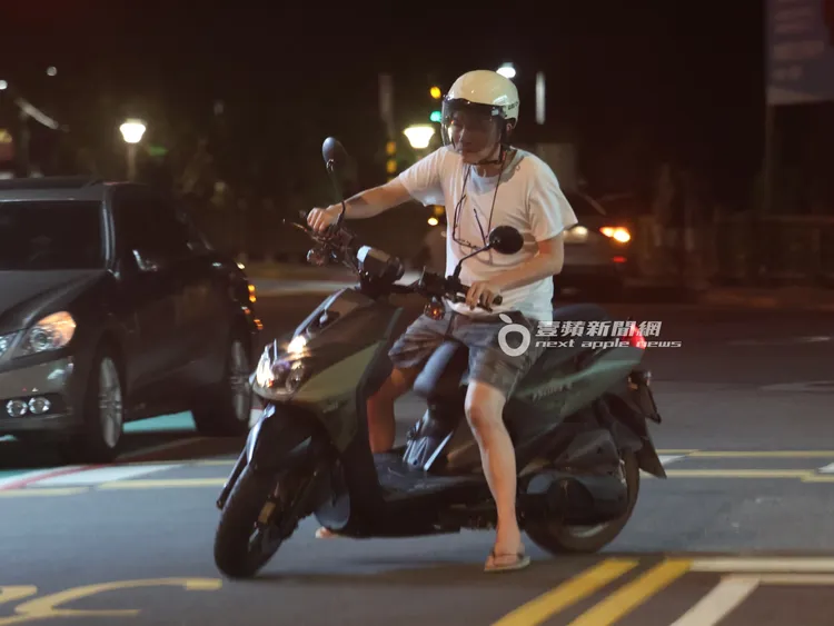 孫鵬騎機車紅燈違規迴轉。特勤中心攝