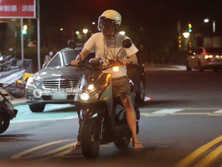 孫鵬騎車迴轉到食品行停車。特勤中心攝
