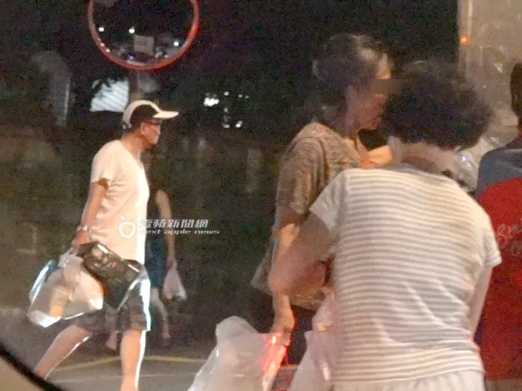 孫鵬跟著鄰居一起倒垃圾。特勤中心攝