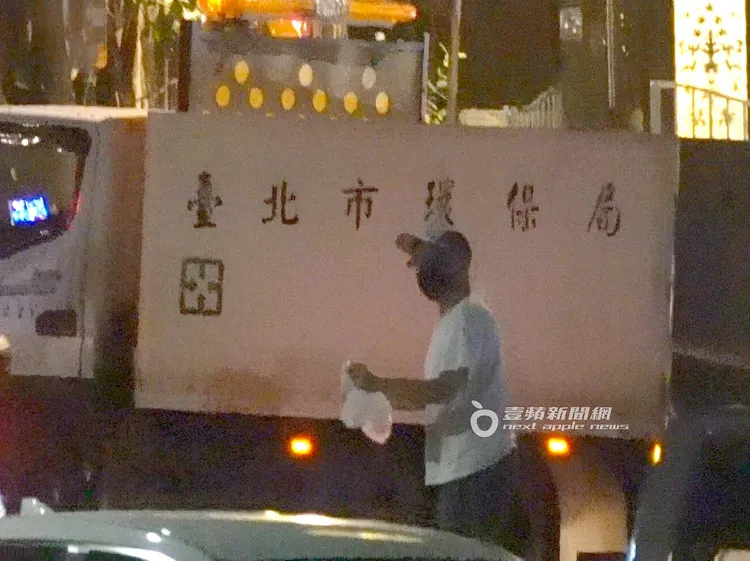 孫鵬認真做好垃圾分類丟進資源回收車。特勤中心攝