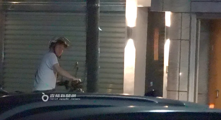孫鵬騎機車外出採買。特勤中心攝