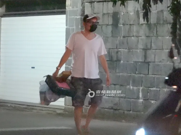 孫鵬穿著居家服倒垃圾。特勤中心攝