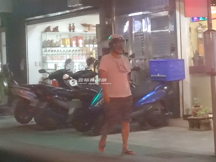 孫鵬停好機車，走路到食品行採買。特勤中心攝