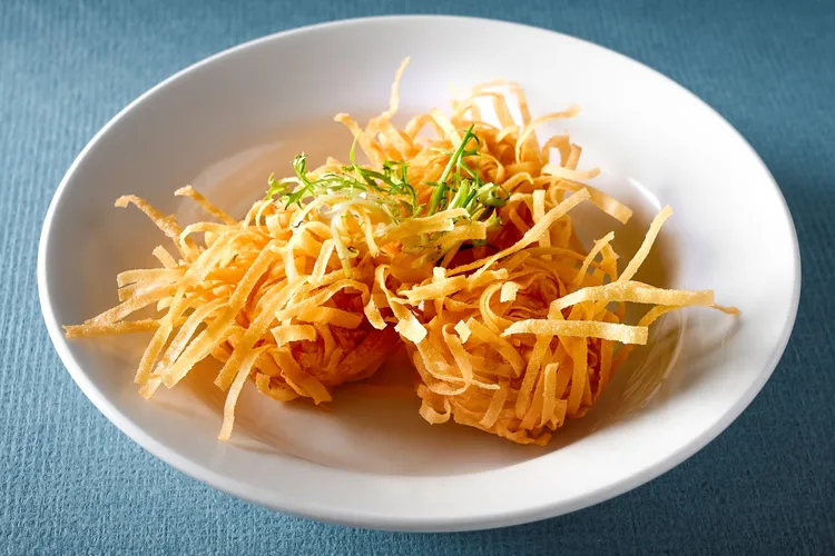 「起司鮮蝦球」外層炸得金黃酥脆，內裹鮮嫩彈牙蝦肉與濃郁起司，鹹香涮嘴，是大人小孩都喜愛的人氣料理。業者提供