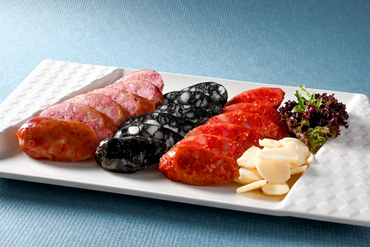 「海陸三味香腸」結合海鮮與肉香打造三種不同風味的香腸，一次品嚐海陸交織的創意台式風味。業者提供
