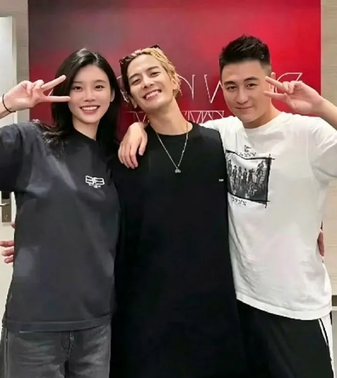 王嘉爾（中）是何猷君夫婦的好友，IG限動透露已抵達法國婚禮地點。翻攝微博