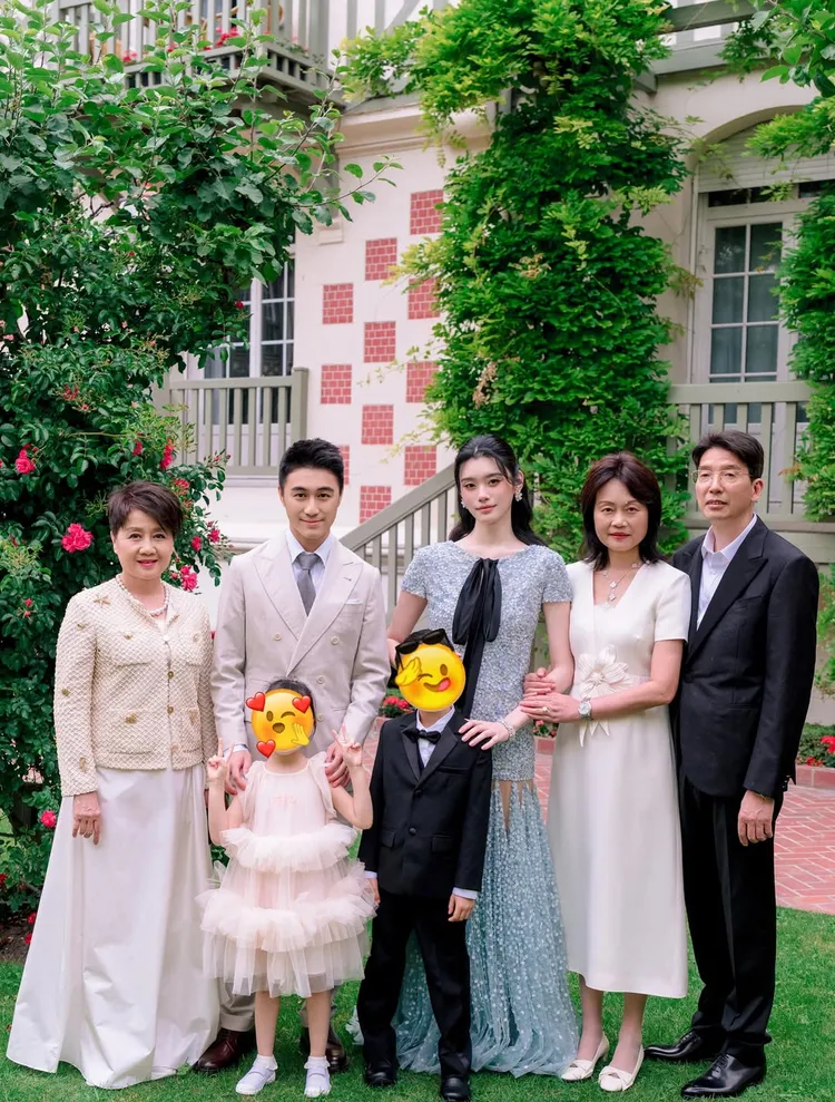 賭王四太梁安琪（左起）與兒子何猷君、媳婦奚夢瑤、兩個孫子，以及親家母、親家公合照。翻攝奚夢瑤IG