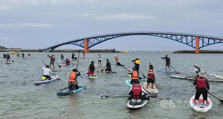 立式划槳5公里在湧浪海潮中挺進。中央社