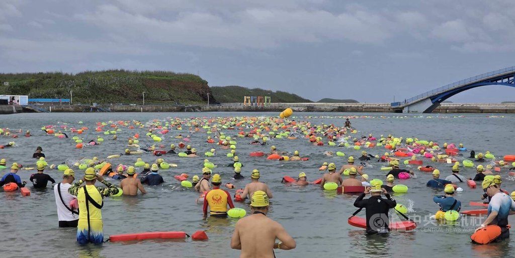 風雨擋不住!千名選手泳渡澎湖灣 澳洲選手奪雙料冠軍