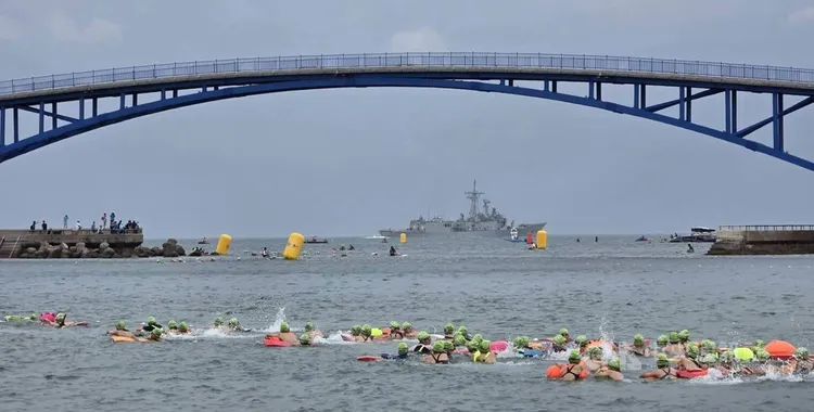 泳渡組5公里改由觀音亭海域下水挑戰，海軍軍艦也在風浪中出勤，場面壯觀。中央社