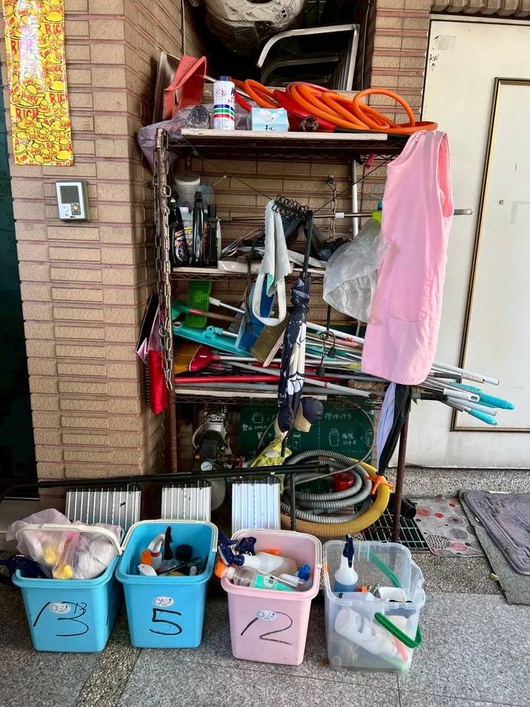 陳姓夫妻派工據點滿是清潔工具。民眾提供