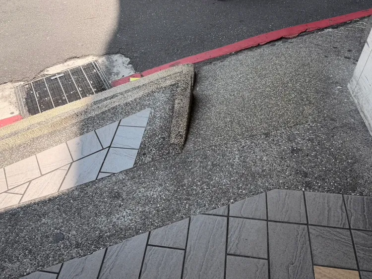 西門町成都路27巷騎樓，無障礙斜坡與階梯高低落差，明顯設計不良。王郁惠攝