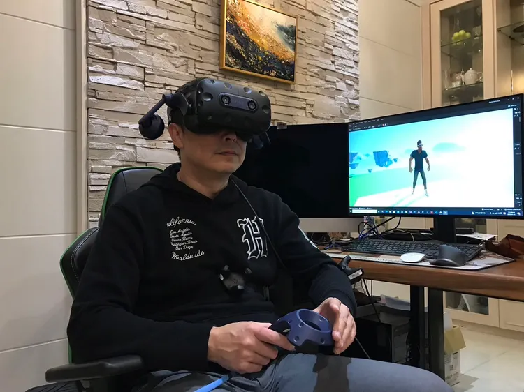 林煒使用VR輔助長照教學。資料照、林煒提供