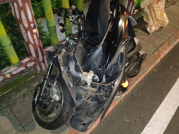 機車被撞的支離破碎。翻攝畫面