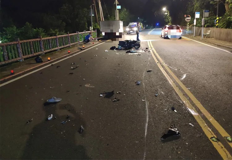 現場車零件散落。翻攝畫面