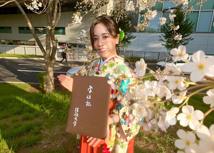 日本女孩高橋佳帆畢業照。樂天桃猿提供