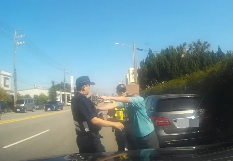 魯男推擠警員。翻攝畫面