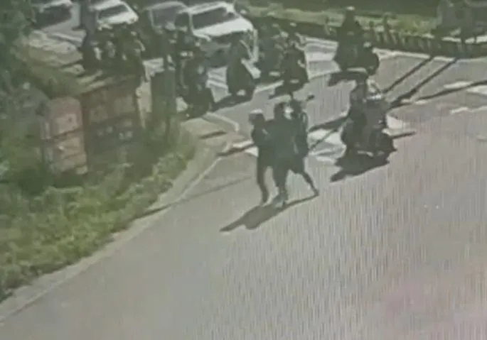 熱心騎士上前解圍而遭拉扯。翻攝畫面