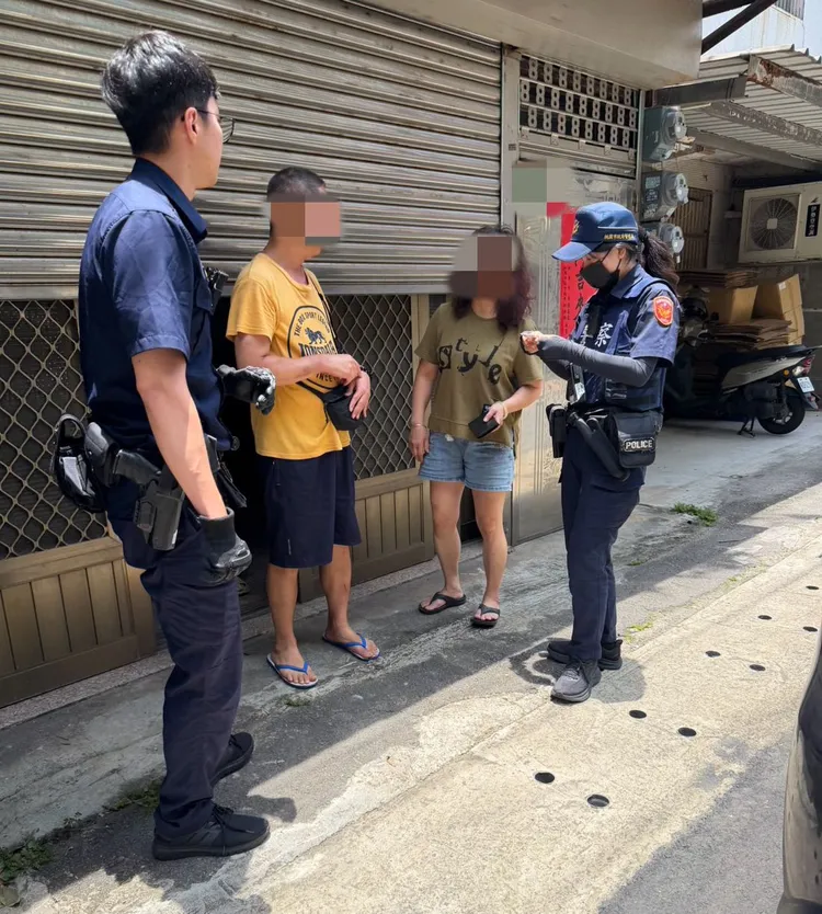 警員今天上午把魯男帶到案。中壢警分局提供