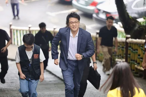 蔣市府嗆「A進B出」交通網早完成　沈伯洋：不要「問A答B」