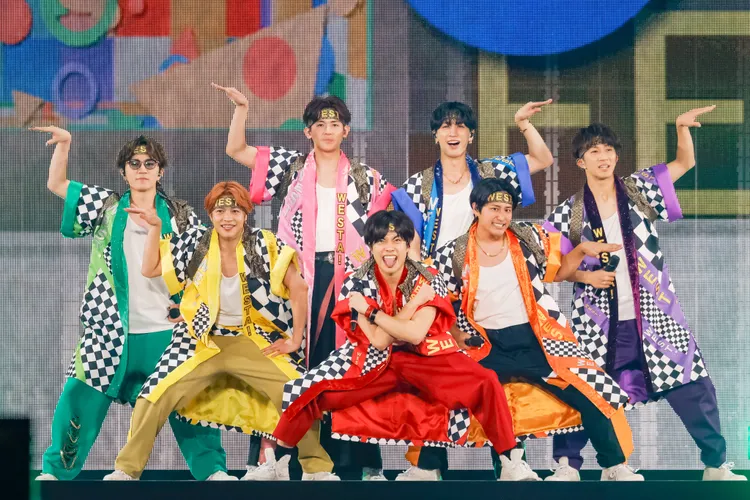 中間淳太（前排左）希望所屬團體「WEST.」能到台灣開唱。翻攝中間淳太IG