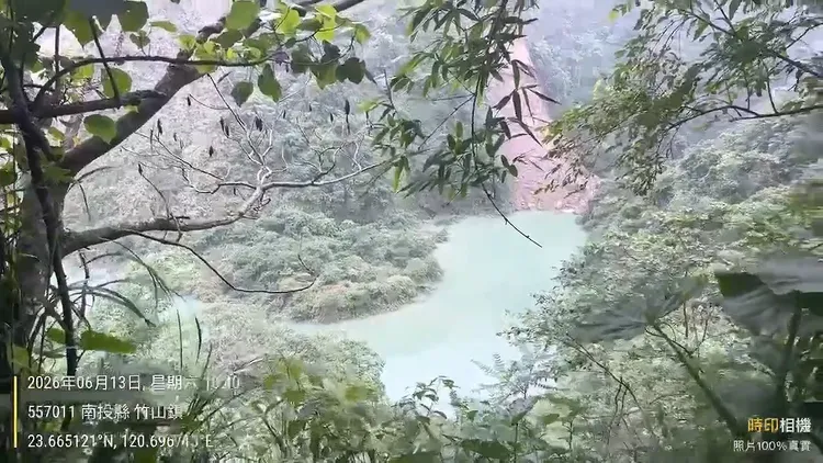 加走寮溪堰塞湖蓄水量估計約10萬噸。南投縣府提供