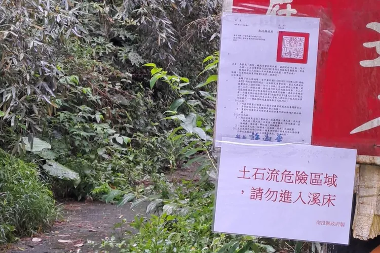 縣府在危險區域設立警戒告示，提醒民眾勿進入加走寮溪河道及周邊區域活動、戲水、溯溪。南投縣府提供