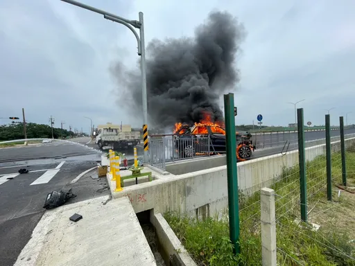 新台15線大園2車相撞　小客車燒成火球...2人送醫