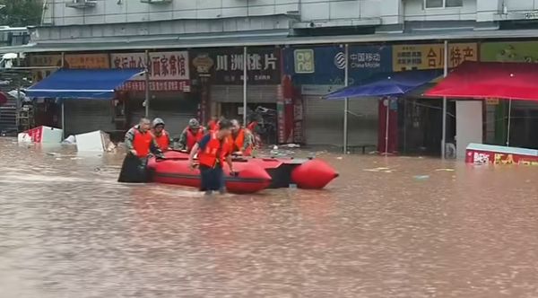 重慶暴雨市區狂淹 車全泡湯、橡皮艇救人