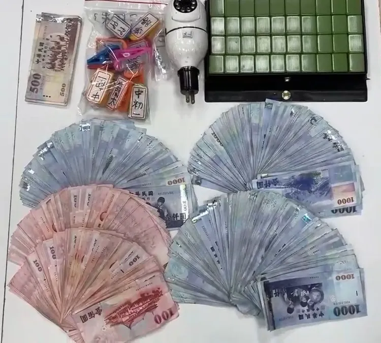 查扣賭具和賭資。翻攝畫面