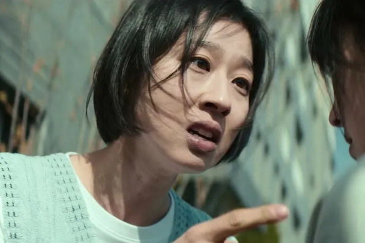 《鐵拳教育》第5集反派「宇振媽」把兒子的班導師逼到身心崩潰。翻攝Netflix